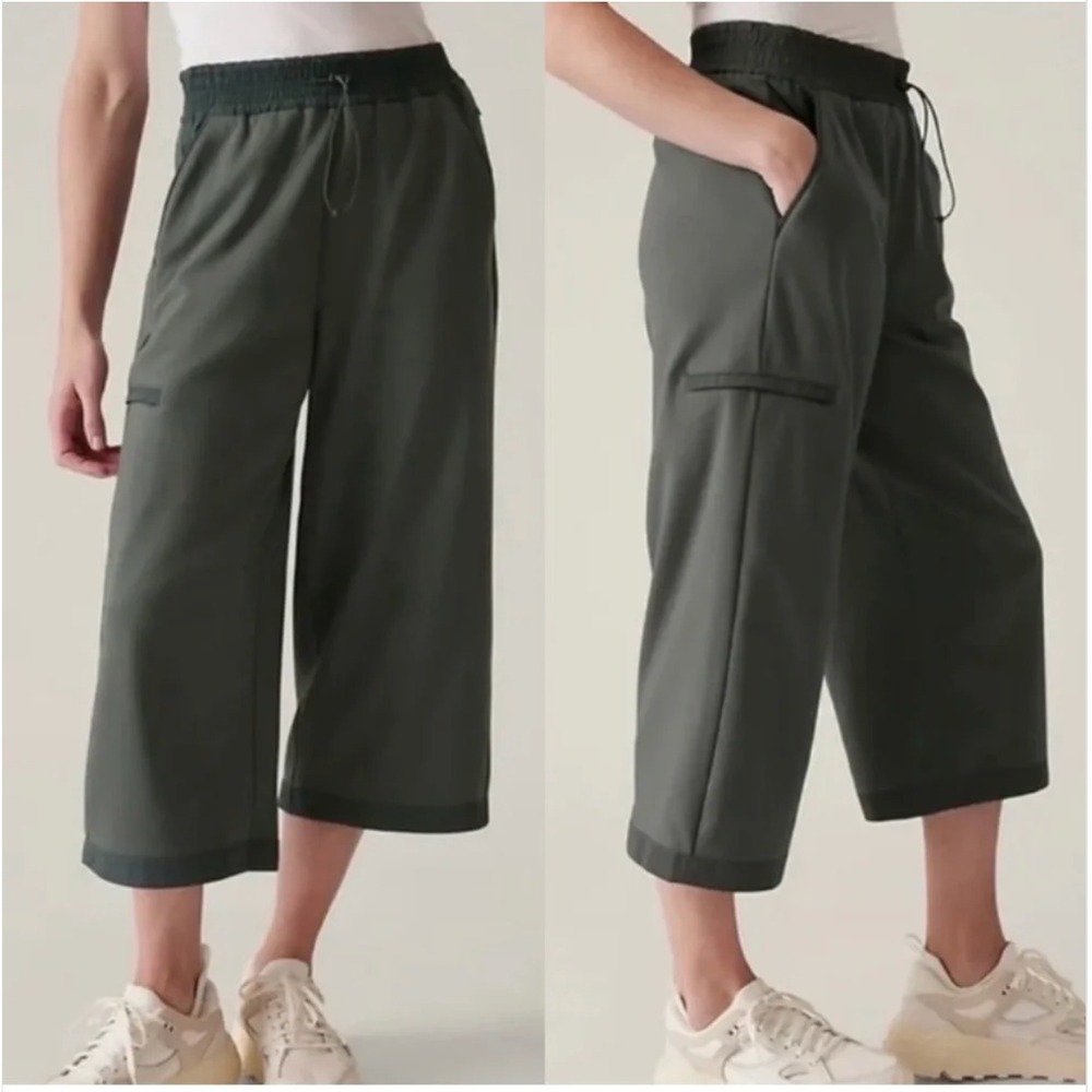 Athleta Triumph Hybrid Wide Leg Crop Pants in Bali Green - Small